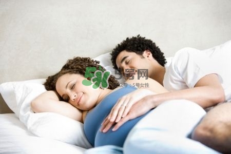 孕妇睡姿要注意事项,孕晚期正确睡姿