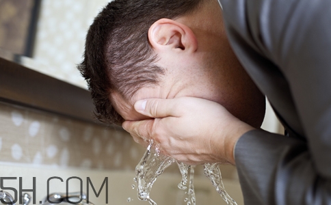 男士基本护肤步骤教程(男人护肤最简单的方法)