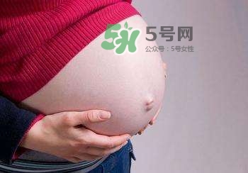 孕妇能蹲着上厕所吗,孕妇能蹲着上厕所吗,蹲的时候肚脐右侧有点不舒服