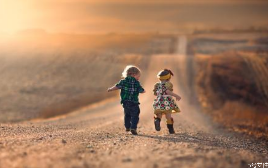 宝宝说话卷舌头怎么办(孩子说话卷舌头怎么办)