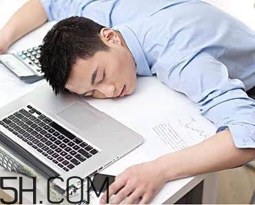 上班族午睡姿势不正确的后果(正确的午休睡觉姿势) 上班族午睡姿势不正确的后果(正确的午休睡觉姿势)