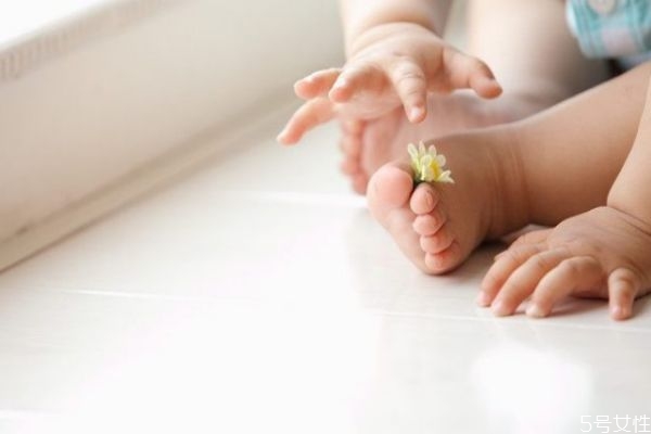 宝宝连体怎么穿(宝宝连体服怎么穿)