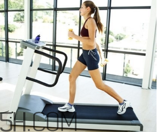 跑步机的正确跑步姿势(跑步机的正确跑步姿势视频)