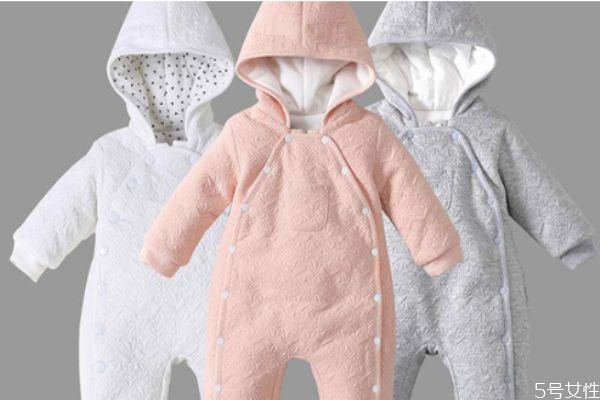 宝宝连体衣怎么选择款式(宝宝连体衣怎么选尺码)