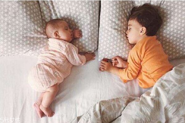 宝宝睡觉晚的危害(宝宝睡觉晚的危害大吗)