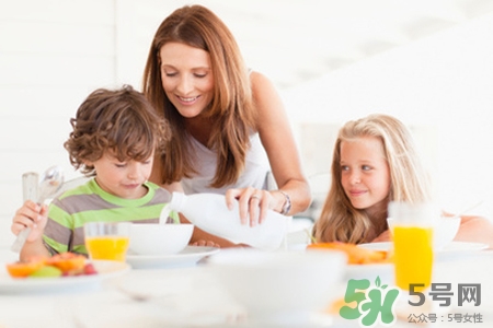 宝宝睡觉流口水很臭(宝宝睡觉流口水很臭)