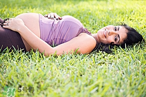 孕妇羊水偏少的原因是什么,孕妇羊水少是什么原因引起的