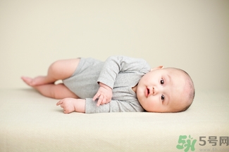 润唇膏能用来眼部打底(打底唇膏可以当润唇膏用吗)