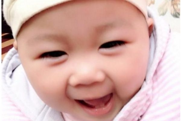 宝宝眼皮上有个小疙瘩可能是散粒肿(宝宝眼皮上长散粒肿怎么办)