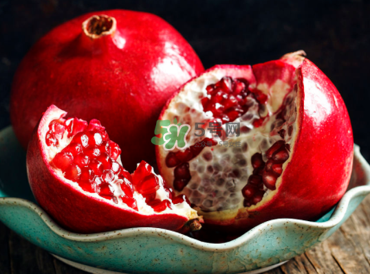 石榴怎么吃才是正确的吃法,石榴怎么吃最有营养