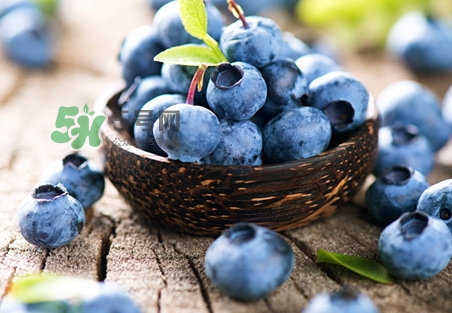 蓝莓上的白霜怎么洗才干净,蓝莓上的白霜怎么洗 蓝莓上的白霜怎么洗才干净,蓝莓上的白霜怎么洗