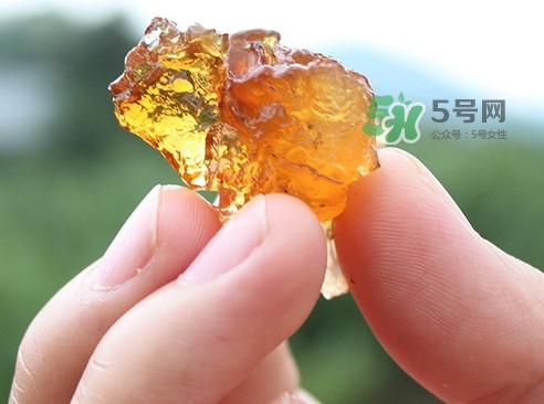 如何分辨桃胶真假及好坏,如何分辨桃胶真假 如何分辨桃胶真假及好坏,如何分辨桃胶真假