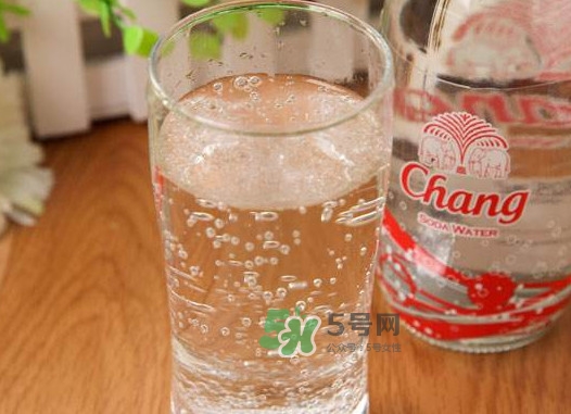 喝苏打水有什么好处?,饮用苏打水有什么好处 喝苏打水有什么好处?,饮用苏打水有什么好处