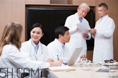 白内障表现(白内障的症状和表现有哪些)