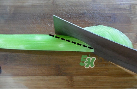 青笋怎么切成菱形片视频,青笋怎么切菱形块