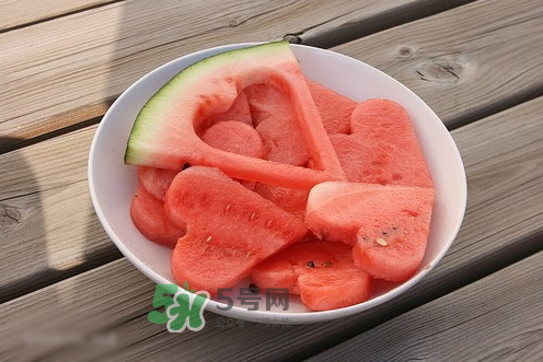 西瓜相克的食物有哪些,西瓜相克的食物表 西瓜相克的食物有哪些,西瓜相克的食物表