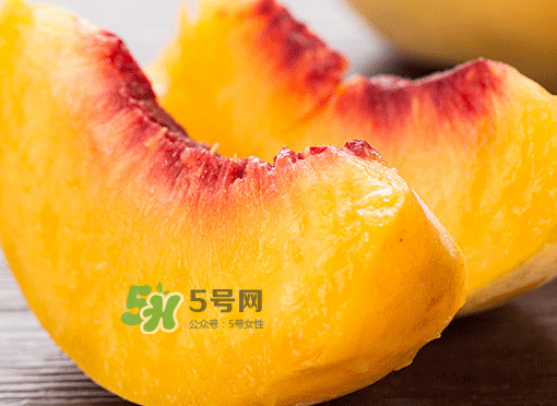 黄桃果肉为什么是红的,黄桃内部果肉变成褐色了