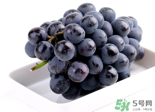 葡萄紫加黑色染发比例,黑葡萄干染色