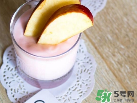 酸奶早上喝好还是晚上喝好减肥效果好,晚上睡觉前喝酸奶好还是纯牛奶好 酸奶早上喝好还是晚上喝好减肥效果好,晚上睡觉前喝酸奶好还是纯牛奶好