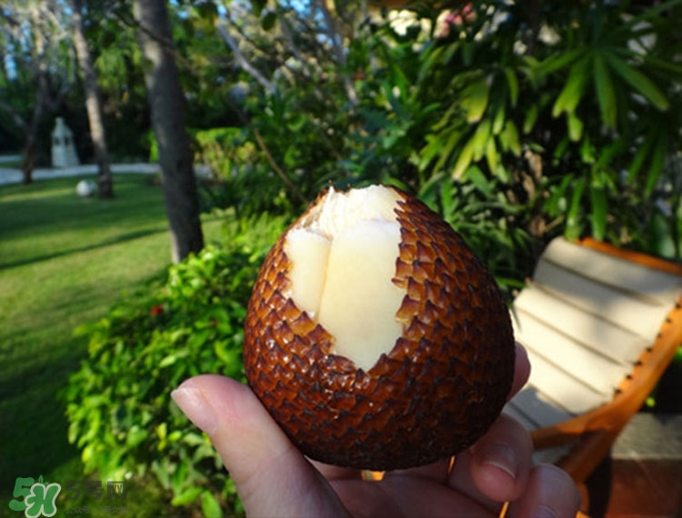 蛇皮果怎么吃图解法,蛇皮果怎么吃图解