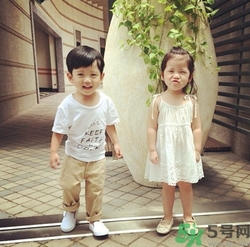 小孩爱揉眼睛需注意什么(孩子总爱揉眼睛,这3种情况要注意!)