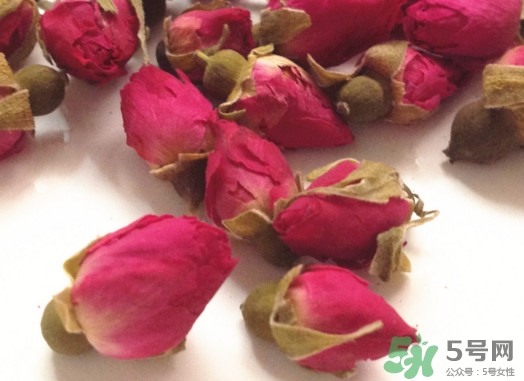 黑枸杞和玫瑰花可以一起泡,黑枸杞可以和玫瑰花一起泡水喝吗