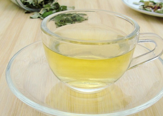 荷叶茶喝了会上火吗,一喝荷叶茶就上火