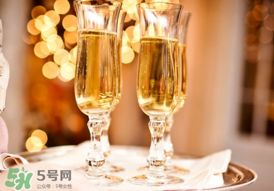 香槟有甜味的吗,香槟味道甜吗 香槟有甜味的吗,香槟味道甜吗