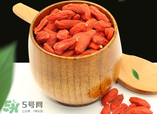 黑枸杞和红枸杞的不同功效区别在哪里?,黑枸杞和红枸杞功效一样吗?