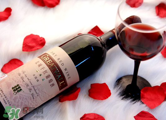 蓝莓酒的营养价值,蓝莓酒和葡萄酒哪个好 蓝莓酒的营养价值,蓝莓酒和葡萄酒哪个好