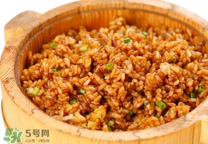 酱油炒饭生抽还是老抽,酱油炒饭是放生抽还是老抽 酱油炒饭生抽还是老抽,酱油炒饭是放生抽还是老抽
