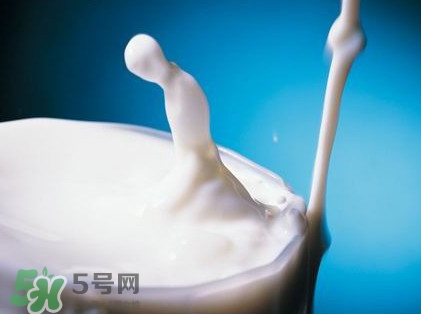 牛奶全脂和脱脂有什么区别,牛奶全脂的好还是脱脂的好 牛奶全脂和脱脂有什么区别,牛奶全脂的好还是脱脂的好