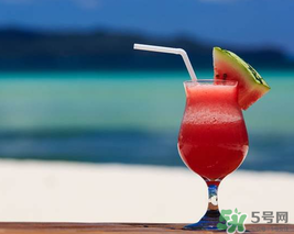 喝西瓜汁会胖吗,减肥期间喝西瓜汁会发胖吗 喝西瓜汁会胖吗,减肥期间喝西瓜汁会发胖吗