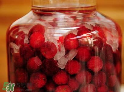 杨梅酒的作用,喝杨梅酒的好处有哪些 杨梅酒的作用,喝杨梅酒的好处有哪些