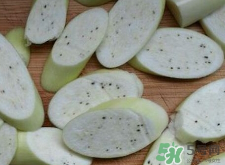 篙芭里面有黑点是怎么回事,篙芭里面有黑点能吃吗