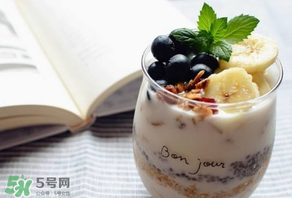 蓝莓奶昔的做法,香蕉草莓奶昔的做法 蓝莓奶昔的做法,香蕉草莓奶昔的做法