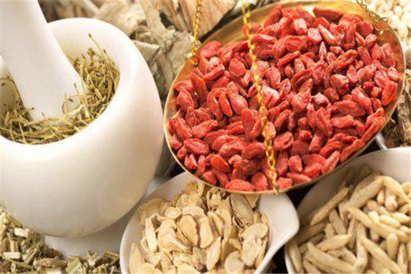 夏季天热吃中药会上火吗(冬天喝中药上火吗)