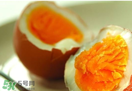 咸鸭蛋太咸如何变淡,咸鸭蛋太咸了怎么办?怎么让它变淡?