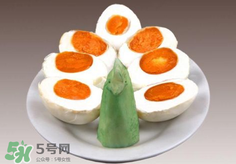 臭咸鸭蛋可以吃吗,咸鸭蛋放臭了还能吃吗?