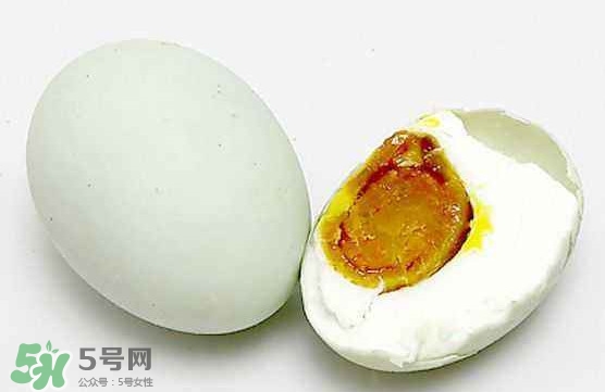 咸鸭蛋的腌制方法出油而不咸,咸鸭蛋的腌制方法出油 咸鸭蛋的腌制方法出油而不咸,咸鸭蛋的腌制方法出油