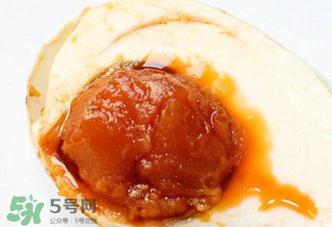 咸鸭蛋为什么有油,咸鸭蛋为什么有油有的是砂