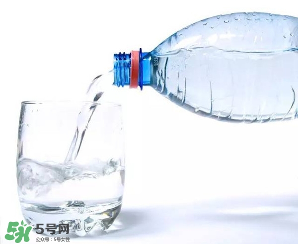 通过生活方式的改变,倡导健康的生活方式,在影响人的健康诸多因素中生活方式占据