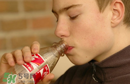 女生喝碳酸饮料会不孕吗,喝饮料会导致不孕不育吗