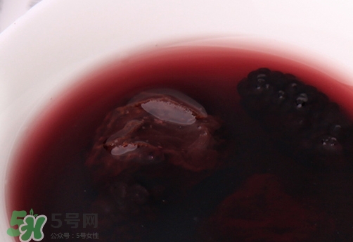 桑葚弄到衣服上怎么洗才干净,桑葚汁弄到衣服上怎么洗干净 桑葚弄到衣服上怎么洗才干净,桑葚汁弄到衣服上怎么洗干净