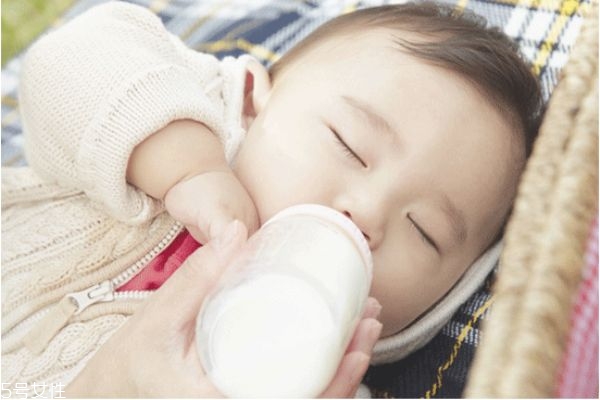 怀孕几个月有奶水正常,怀孕八个多月还没有奶水,正常吗?