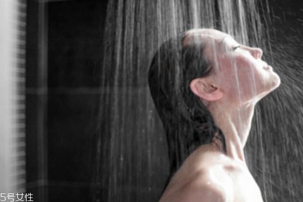 坐月子能洗澡吗洗头吗,坐月子十五天可以洗澡洗头吗