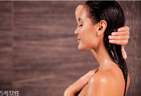 剖腹产后洗澡怎么保护伤口,剖腹产洗澡时如何保护伤口