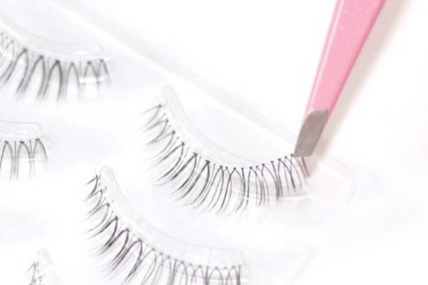 贴假睫毛的注意事项(睫毛怎么贴 假睫毛)