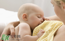 奶水不够还溢奶怎么回事,宝宝溢奶怎么解决