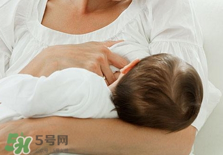 喂奶时宝宝老咬怎么办,新生儿咬奶是怎么回事